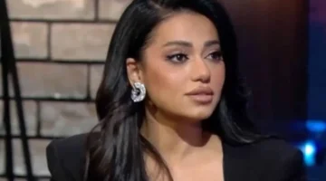 دموع وتصفيق حار.. رحمة رياض تحتفل بفوز فريقها بلقب ذا فويس الأخير